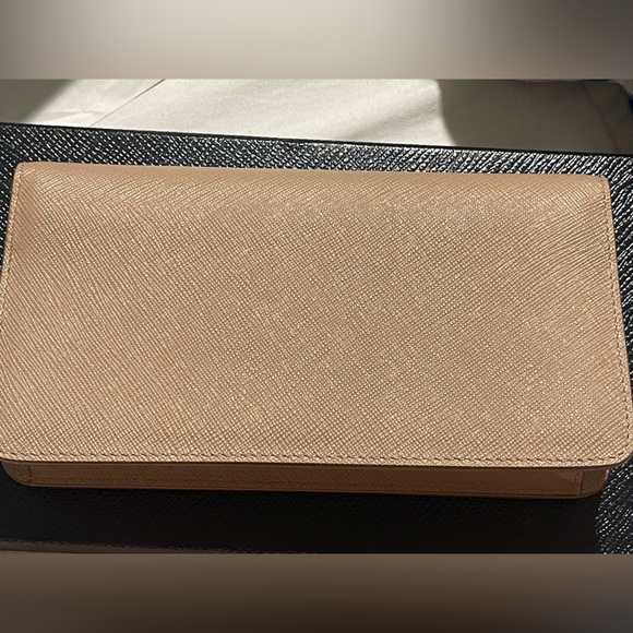 Like new only used it twice come with its box. Wallet/purse - Picture 2 of 4